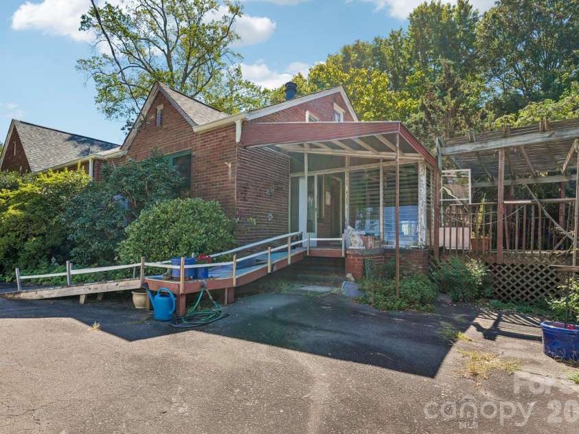 6007 Statesville Road, Charlotte, NC 28269.  MLS# CAR4432976, YatesRealty ID 55631. 