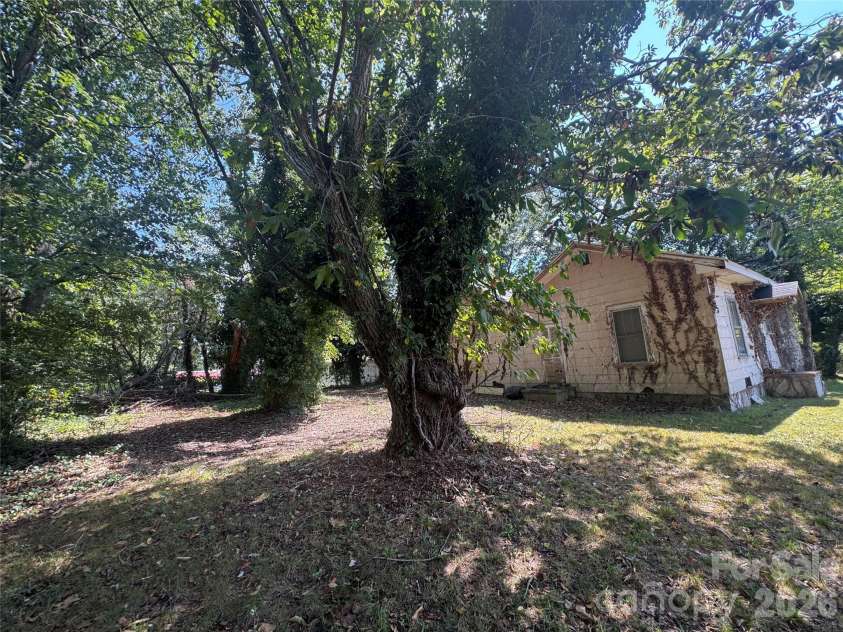 408 Davidson Avenue, Gastonia, NC 28054.  MLS# CAR4428025, YatesRealty ID 55634. 