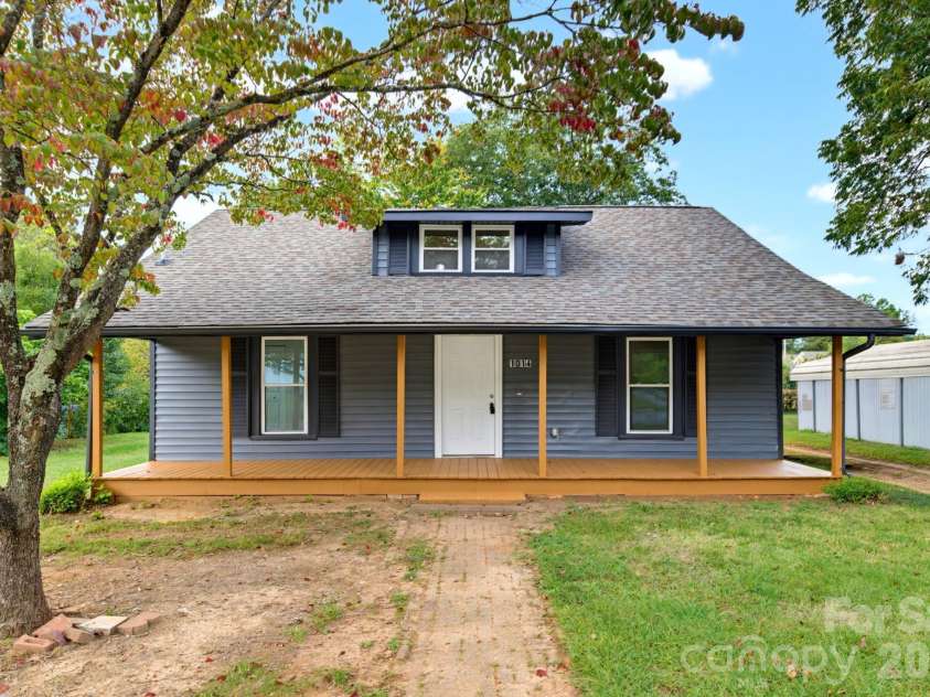 1014 8th Street, Statesville, NC 28677.  MLS# CAR4428447, YatesRealty ID 55636. 
