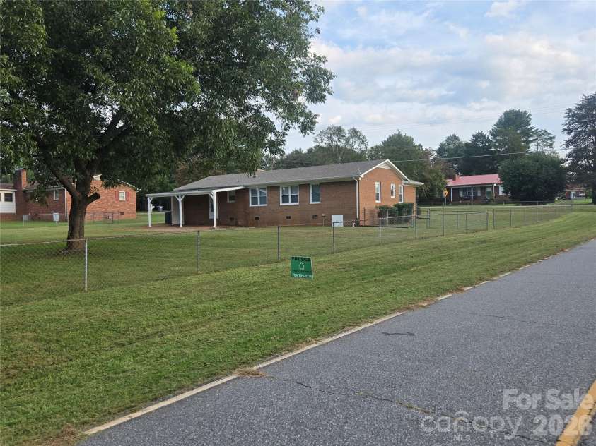 421 Nixon Road, Statesville, NC 28625.  MLS# CAR4430934, YatesRealty ID 55639. 