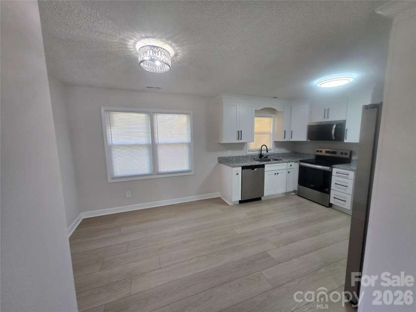 421 Nixon Road, Statesville, NC 28625.  MLS# CAR4430934, YatesRealty ID 55639. Eat-in Kitchen