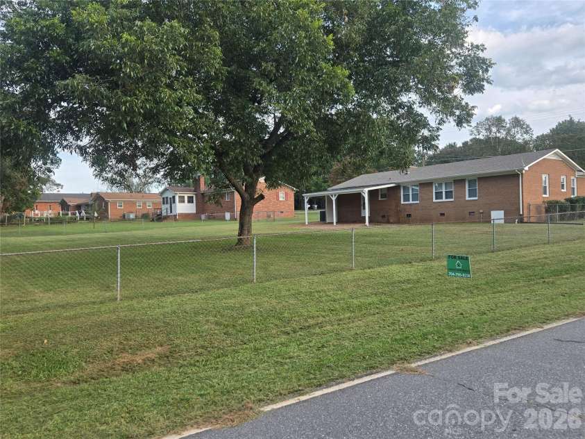 421 Nixon Road, Statesville, NC 28625.  MLS# CAR4430934, YatesRealty ID 55639. Large rear yard