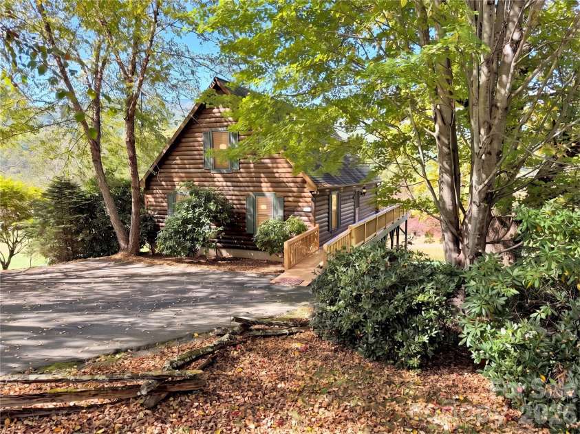 206 Sams Trail, Waynesville, NC 28786.  MLS# CAR4433077, YatesRealty ID 55642. 