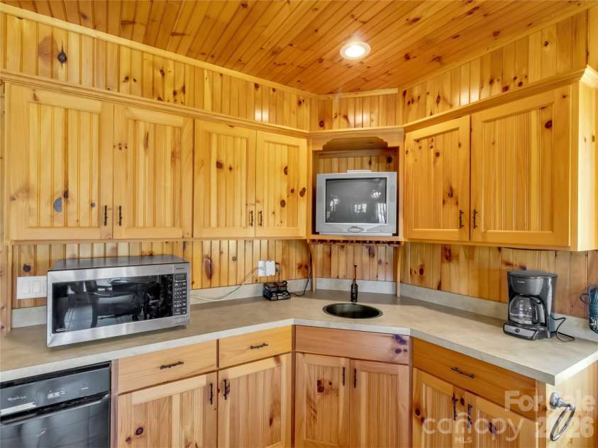 206 Sams Trail, Waynesville, NC 28786.  MLS# CAR4433077, YatesRealty ID 55642. Kitchenette
