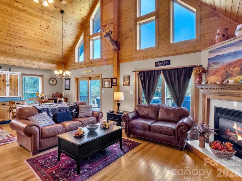 206 Sams Trail, Waynesville, NC 28786.  MLS# CAR4433077, YatesRealty ID 55642. Open floor plan with vaulted ceilings