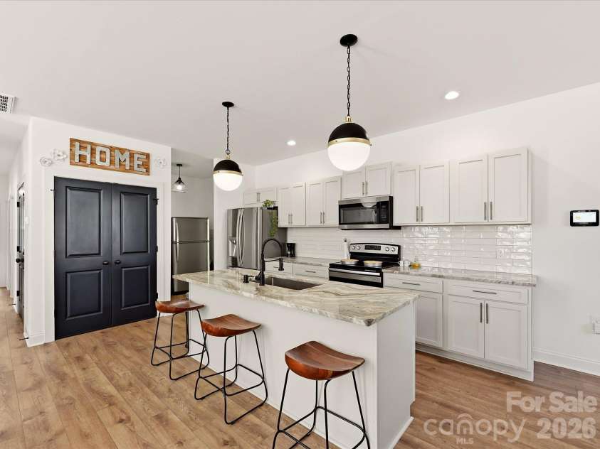 914 Flint Street Extension, Rock Hill, SC 29730.  MLS# CAR4432711, YatesRealty ID 55643. Gourmet kitchen