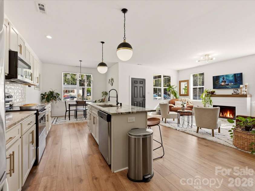 914 Flint Street Extension, Rock Hill, SC 29730.  MLS# CAR4432711, YatesRealty ID 55643. Gourmet kitchen