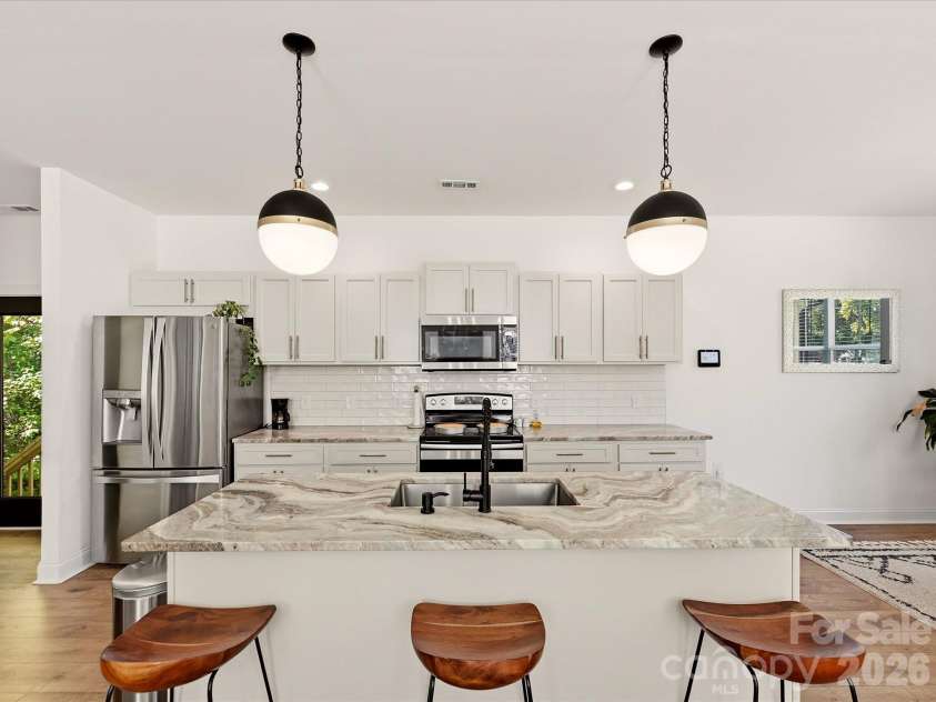 914 Flint Street Extension, Rock Hill, SC 29730.  MLS# CAR4432711, YatesRealty ID 55643. Kitchen Island