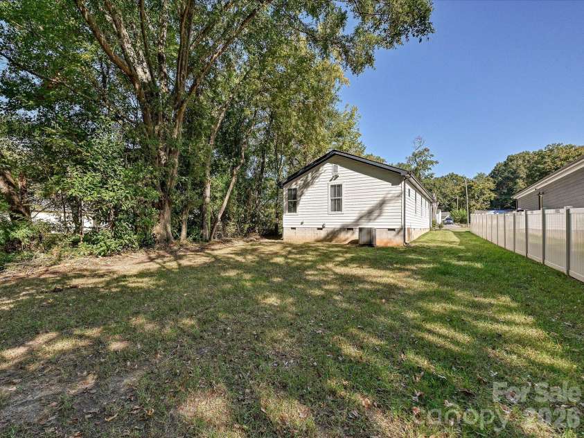 914 Flint Street Extension, Rock Hill, SC 29730.  MLS# CAR4432711, YatesRealty ID 55643. Large flat back yard