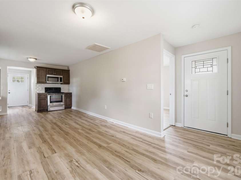 413 Pleasant Avenue, Kannapolis, NC 28081.  MLS# CAR4432895, YatesRealty ID 55647. Living Room