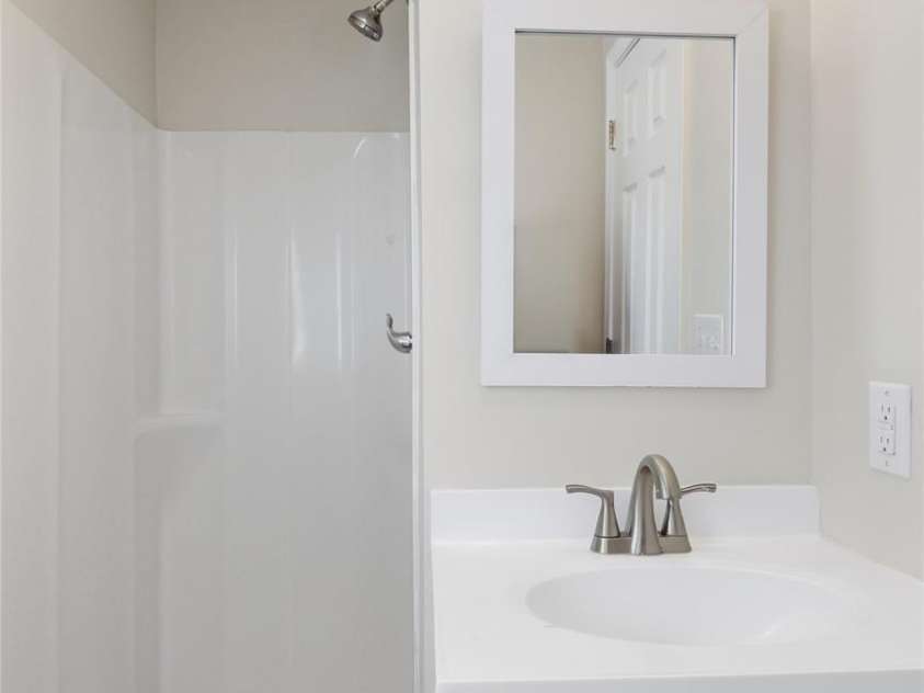 413 Pleasant Avenue, Kannapolis, NC 28081.  MLS# CAR4432895, YatesRealty ID 55647. Second Full Bathroom