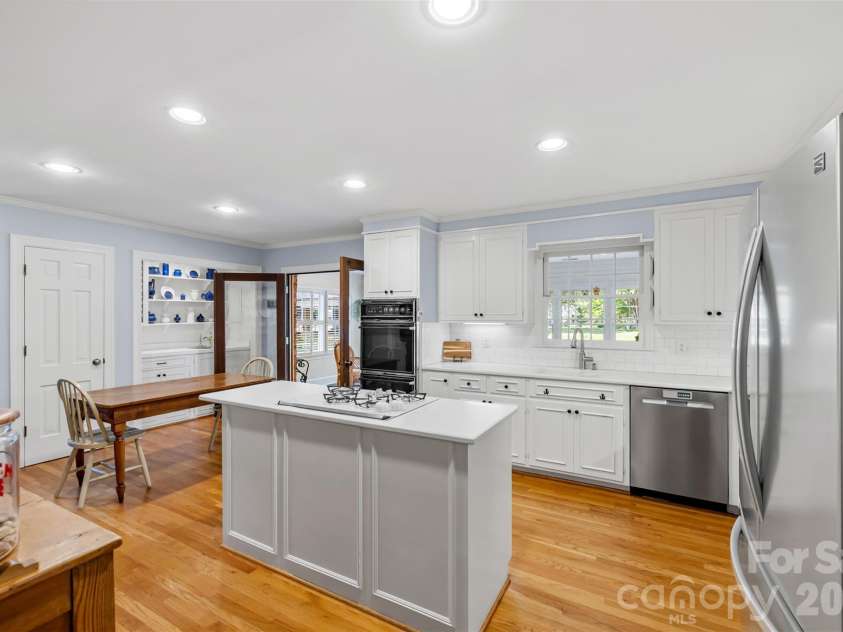 2920 Wickersham Road, Charlotte, NC 28211.  MLS# CAR4432477, YatesRealty ID 55659. 