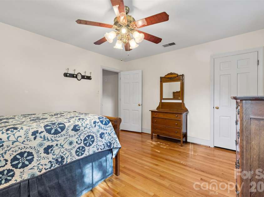 2920 Wickersham Road, Charlotte, NC 28211.  MLS# CAR4432477, YatesRealty ID 55659. 
