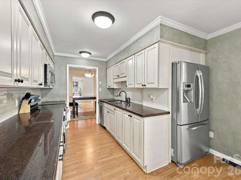 5805 Sharon Road, Charlotte, NC 28210.  MLS# CAR4432363, YatesRealty ID 55662. Kitchen on Main level