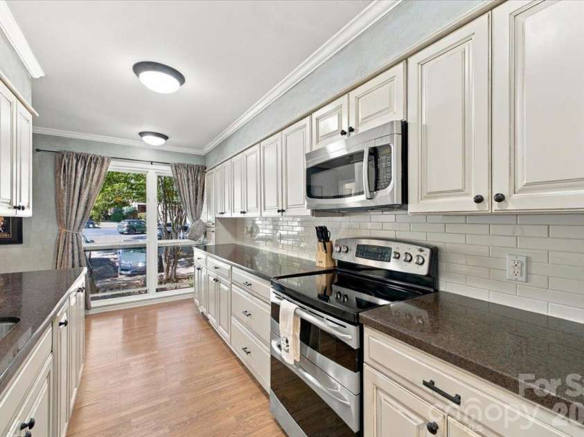 5805 Sharon Road, Charlotte, NC 28210.  MLS# CAR4432363, YatesRealty ID 55662. Kitchen on main level