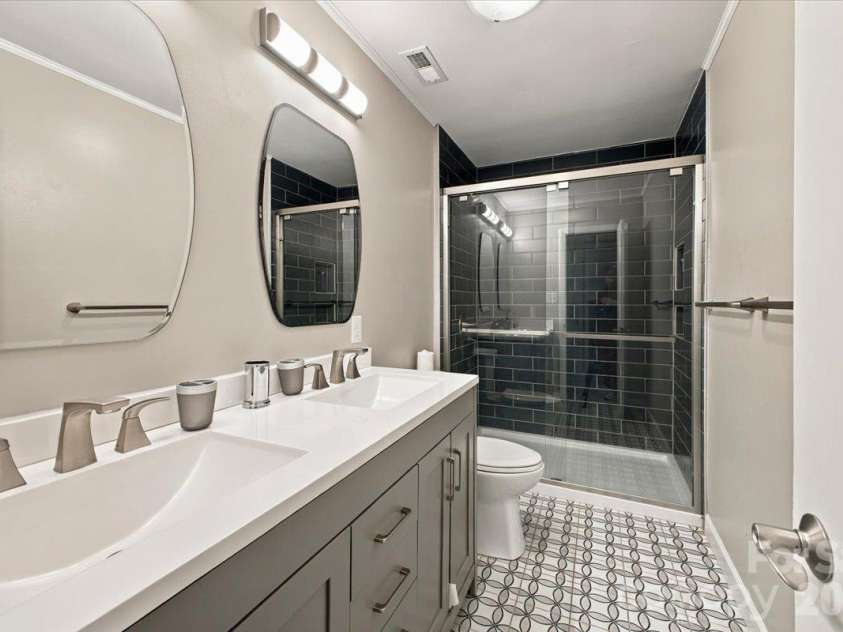 5805 Sharon Road, Charlotte, NC 28210.  MLS# CAR4432363, YatesRealty ID 55662. Primary ensuite bathroom on 3rd level