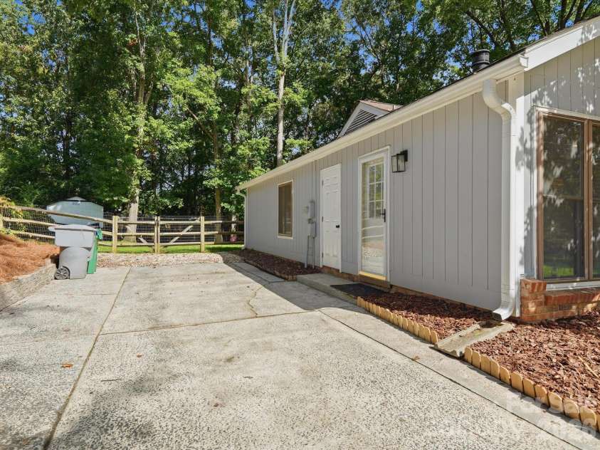 10702 Kingfisher Drive, Charlotte, NC 28226.  MLS# CAR4432057, YatesRealty ID 55663. 