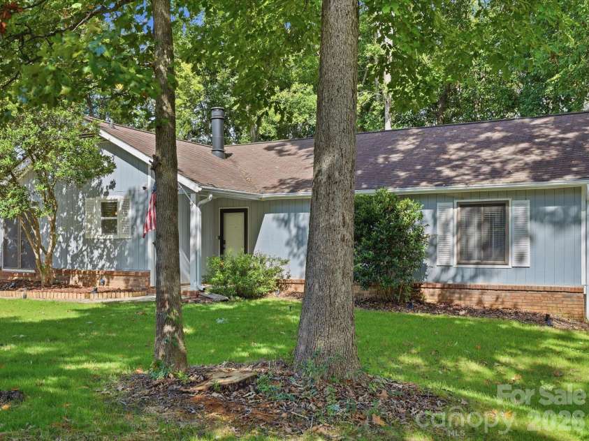 10702 Kingfisher Drive, Charlotte, NC 28226.  MLS# CAR4432057, YatesRealty ID 55663. 