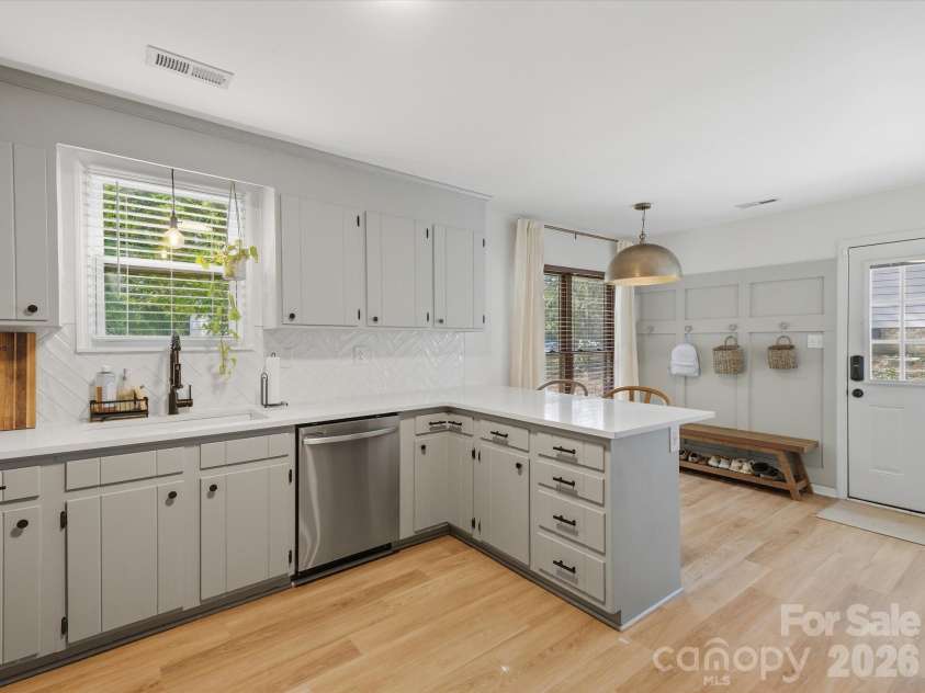10702 Kingfisher Drive, Charlotte, NC 28226.  MLS# CAR4432057, YatesRealty ID 55663. 