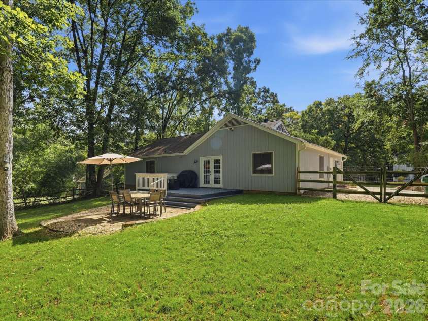 10702 Kingfisher Drive, Charlotte, NC 28226.  MLS# CAR4432057, YatesRealty ID 55663. 