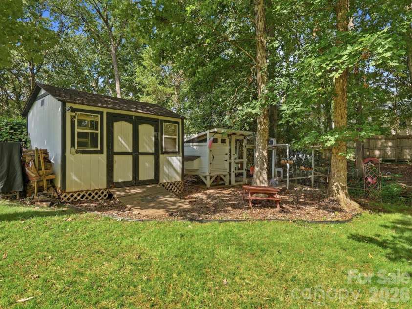 10702 Kingfisher Drive, Charlotte, NC 28226.  MLS# CAR4432057, YatesRealty ID 55663. 