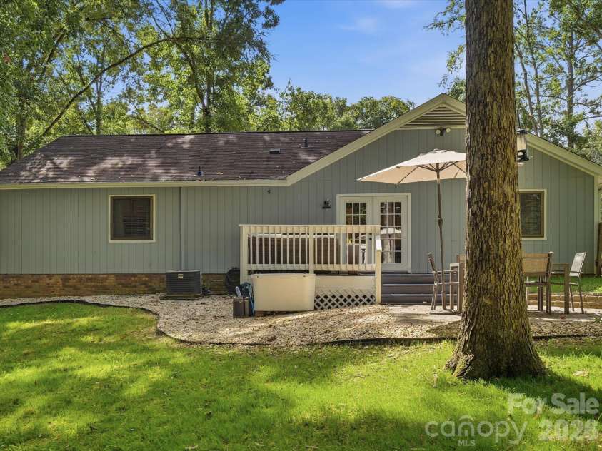 10702 Kingfisher Drive, Charlotte, NC 28226.  MLS# CAR4432057, YatesRealty ID 55663. 