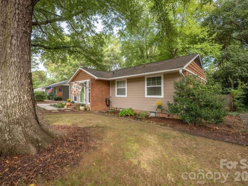4805 Murrayhill Road, Charlotte, NC 28209.  MLS# CAR4431947, YatesRealty ID 55669. Front yard