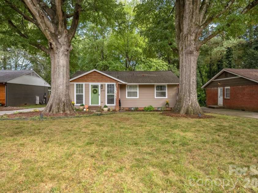 4805 Murrayhill Road, Charlotte, NC 28209.  MLS# CAR4431947, YatesRealty ID 55669. Front yard
