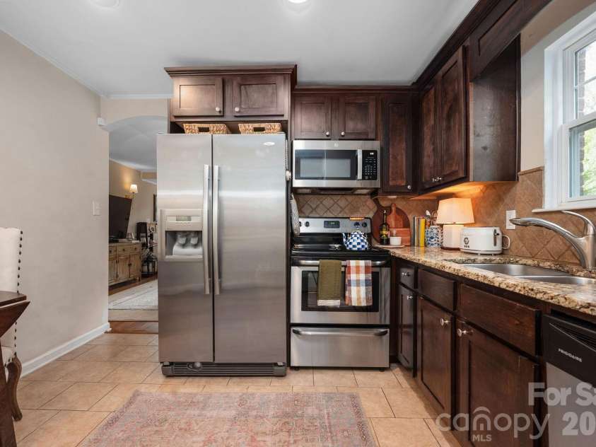 4805 Murrayhill Road, Charlotte, NC 28209.  MLS# CAR4431947, YatesRealty ID 55669. Kitchen with stainless appliances
