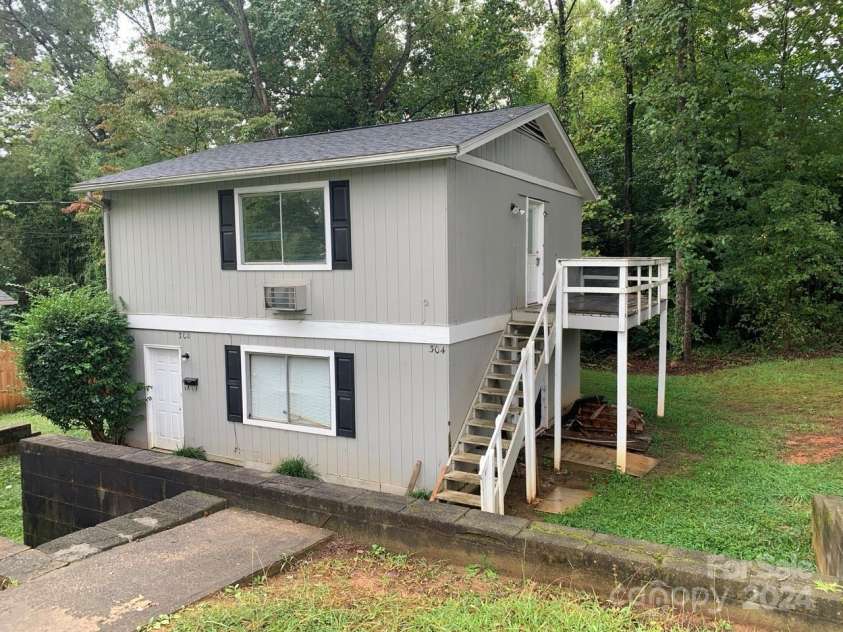 302 22nd Avenue, Hickory, NC 28601.  MLS# CAR4184359, YatesRealty ID 5567. 