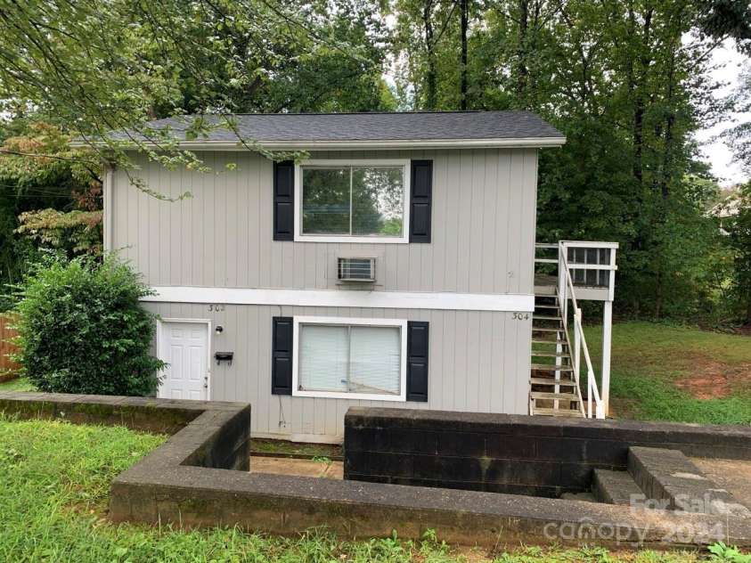 302 22nd Avenue, Hickory, NC 28601.  MLS# CAR4184359, YatesRealty ID 5567. 