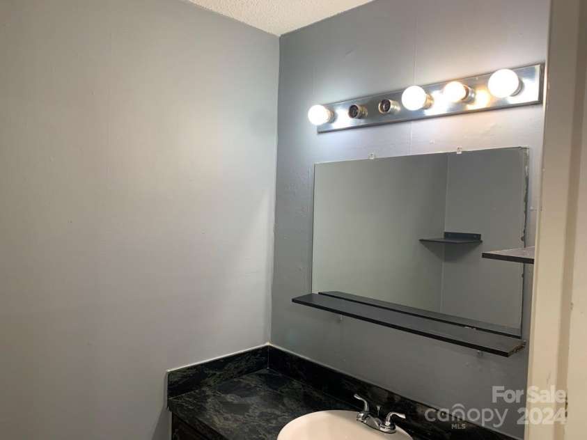 302 22nd Avenue, Hickory, NC 28601.  MLS# CAR4184359, YatesRealty ID 5567. 