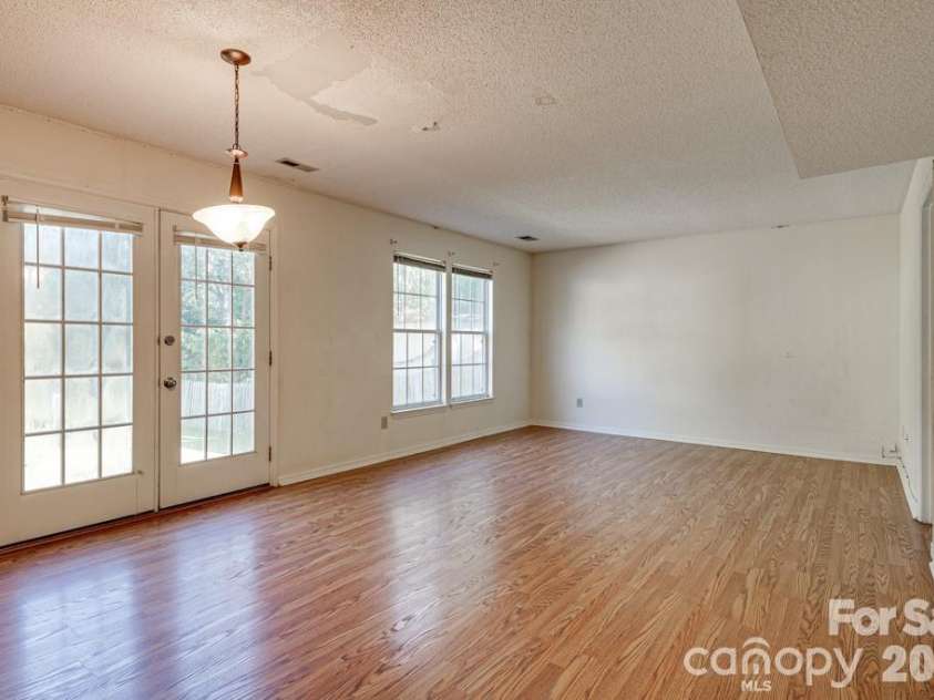 6844 Shiloh Ridge Lane, Charlotte, NC 28212.  MLS# CAR4431886, YatesRealty ID 55670. 