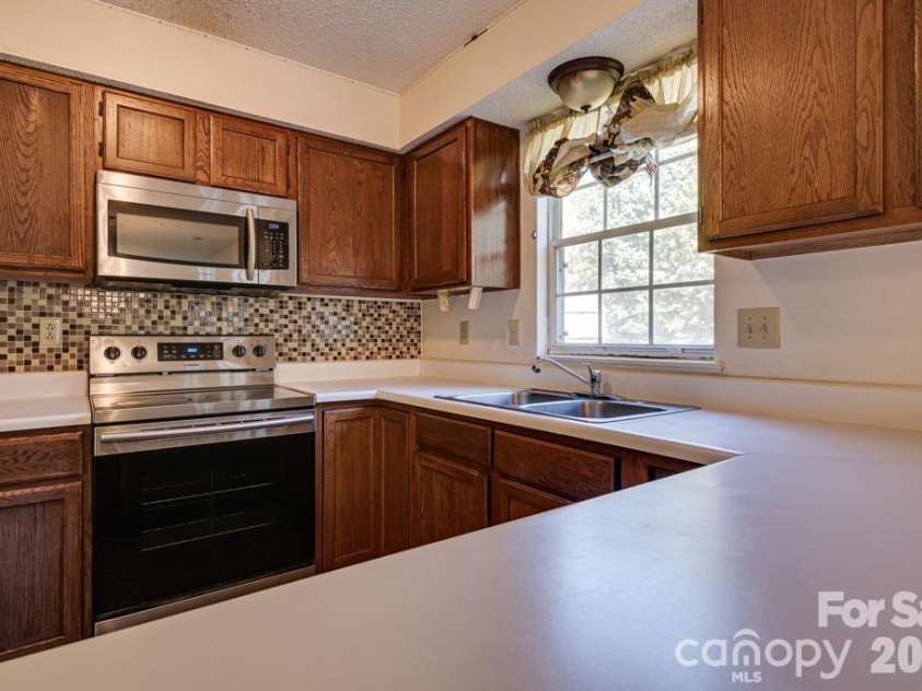 6844 Shiloh Ridge Lane, Charlotte, NC 28212.  MLS# CAR4431886, YatesRealty ID 55670. 