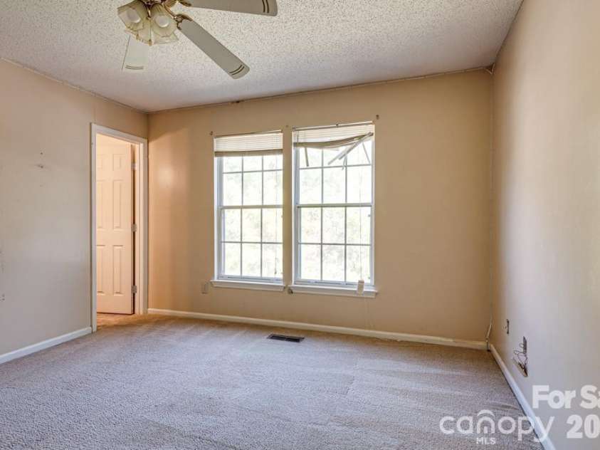 6844 Shiloh Ridge Lane, Charlotte, NC 28212.  MLS# CAR4431886, YatesRealty ID 55670. 