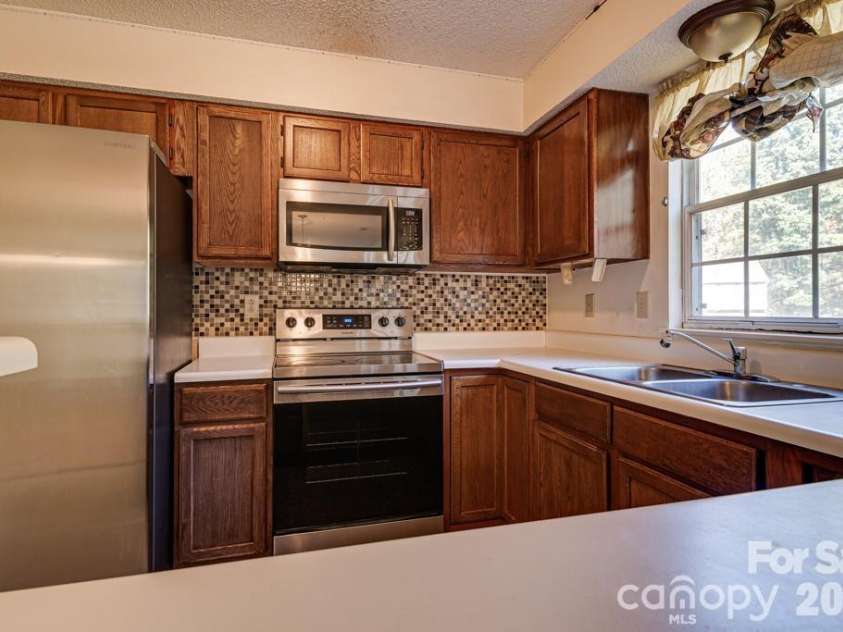 6844 Shiloh Ridge Lane, Charlotte, NC 28212.  MLS# CAR4431886, YatesRealty ID 55670. 