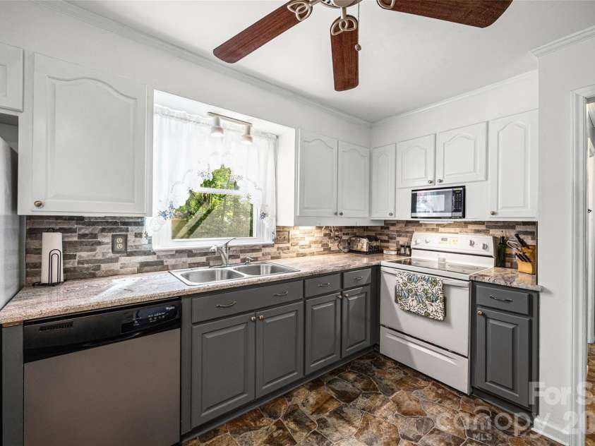 419 Holly Drive, Belmont, NC 28012.  MLS# CAR4431894, YatesRealty ID 55672. 