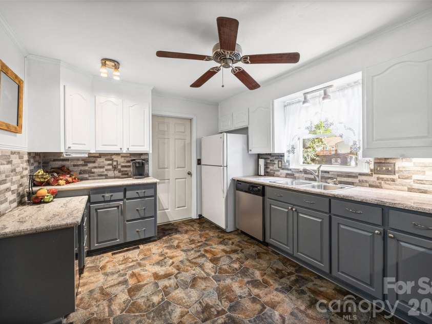 419 Holly Drive, Belmont, NC 28012.  MLS# CAR4431894, YatesRealty ID 55672. 