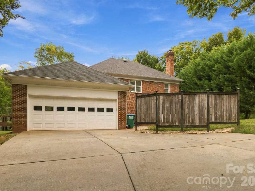 9414 Tillot Drive, Matthews, NC 28105.  MLS# CAR4431746, YatesRealty ID 55675. 
