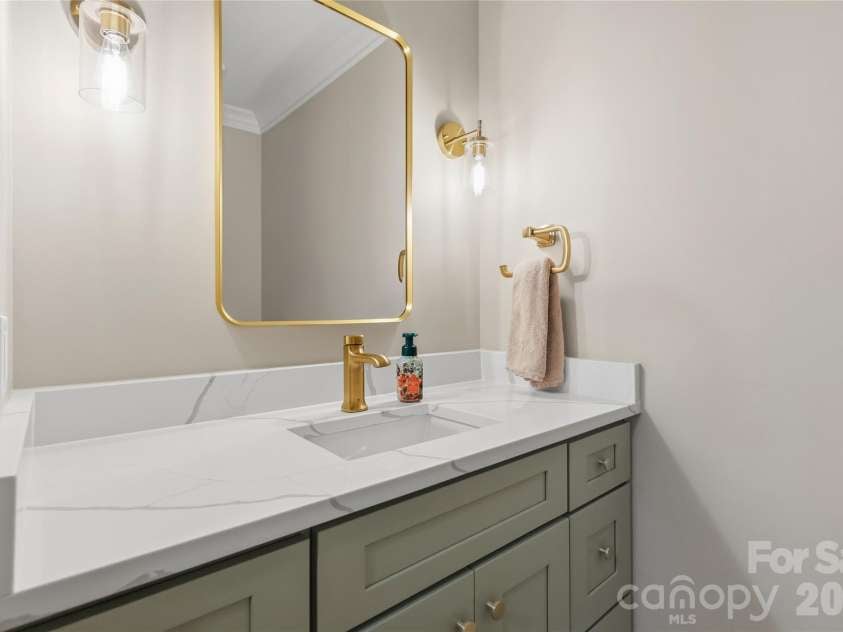 9414 Tillot Drive, Matthews, NC 28105.  MLS# CAR4431746, YatesRealty ID 55675. Updated 1/2 bath on the main level