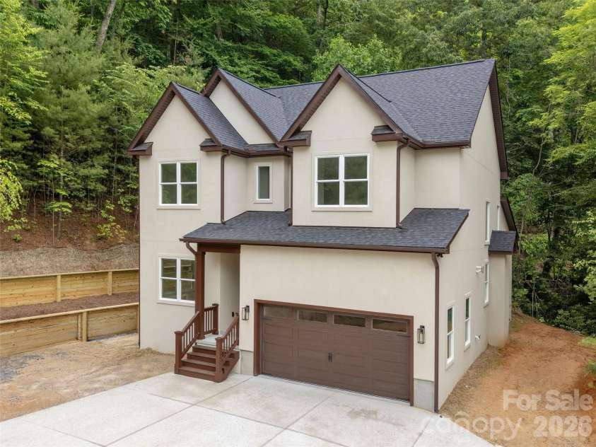 366 Mistletoe Trail, Hendersonville, NC 28791.  MLS# CAR4360606, YatesRealty ID 5568. 