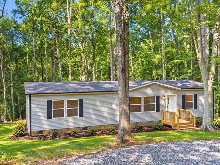 1020 Freedom Drive, Statesville, NC 28625.  MLS# CAR4431635, YatesRealty ID 55680. 