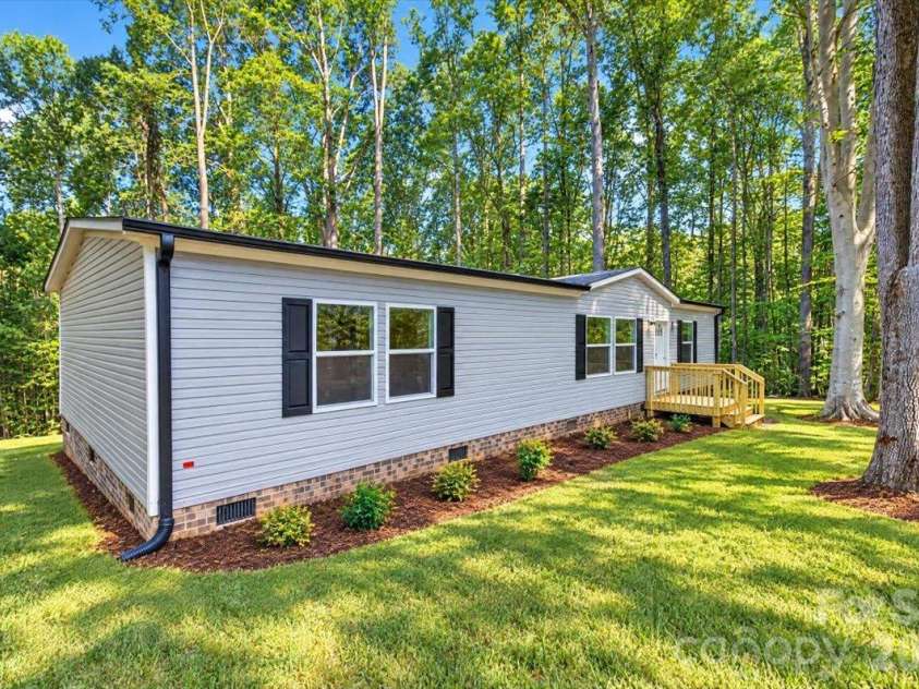 1020 Freedom Drive, Statesville, NC 28625.  MLS# CAR4431635, YatesRealty ID 55680. 