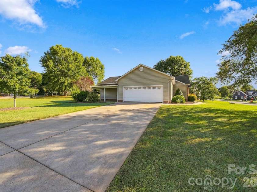 1119 Edgefield Lane, Newton, NC 28658.  MLS# CAR4431602, YatesRealty ID 55681. 