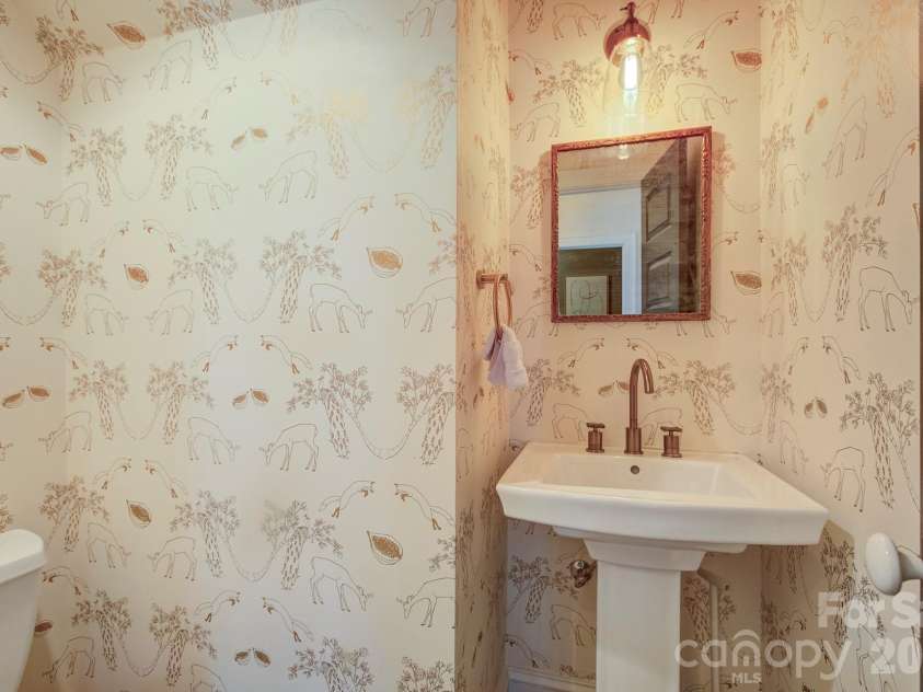 429 West Park Avenue, Charlotte, NC 28203.  MLS# CAR4431534, YatesRealty ID 55683. 