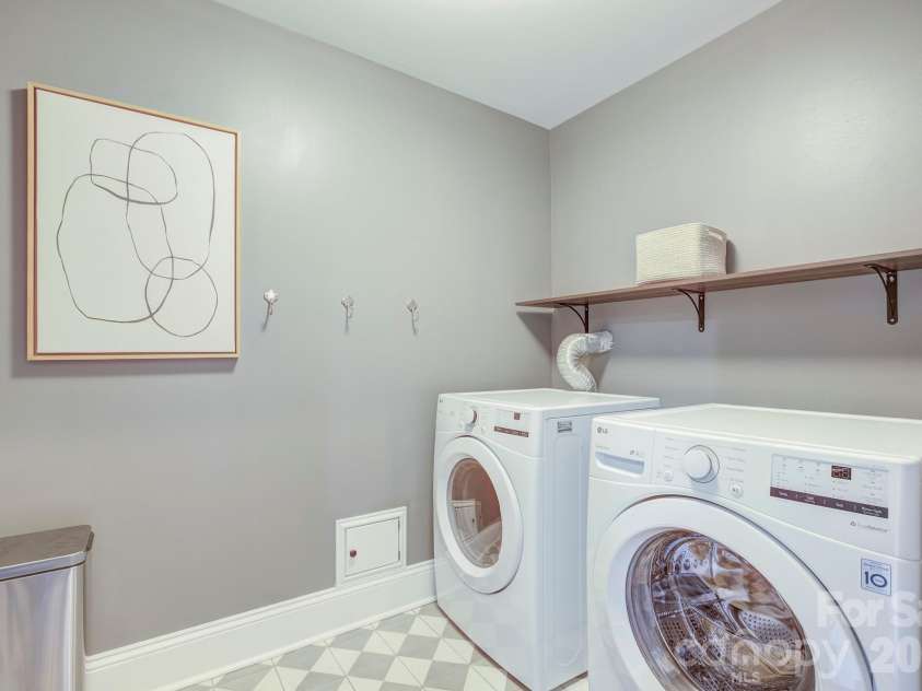 429 West Park Avenue, Charlotte, NC 28203.  MLS# CAR4431534, YatesRealty ID 55683. 