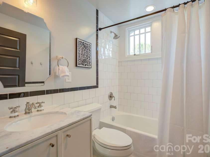 429 West Park Avenue, Charlotte, NC 28203.  MLS# CAR4431534, YatesRealty ID 55683. 