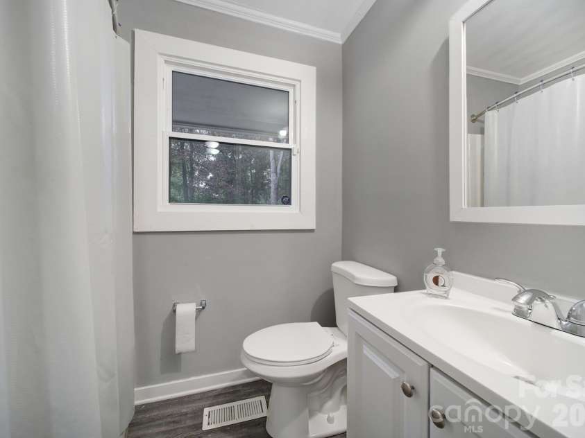 1064 Stonewall Avenue, Rock Hill, SC 29730.  MLS# CAR4431396, YatesRealty ID 55689. Bathroom