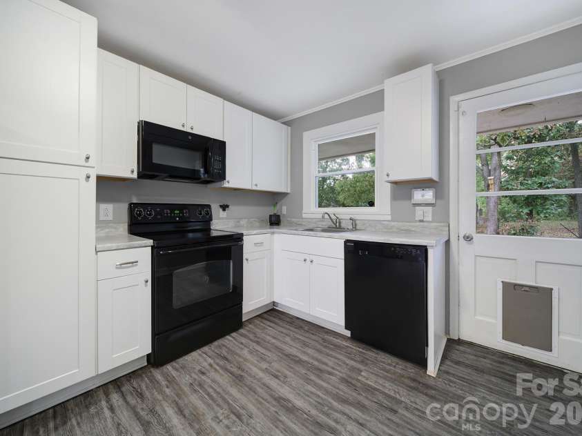 1064 Stonewall Avenue, Rock Hill, SC 29730.  MLS# CAR4431396, YatesRealty ID 55689. Kitchen