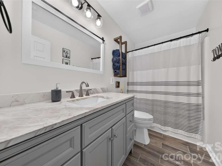 5725 Lindley Crescent Drive, Indian Trail, NC 28079.  MLS# CAR4431412, YatesRealty ID 55691. Remodeled full upstairs bathroom